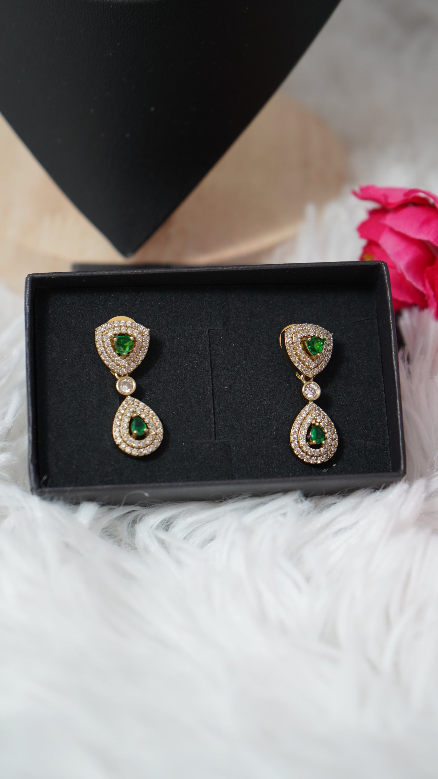 2 Layered necklace set victorian polish with sparkling white and green designer stones