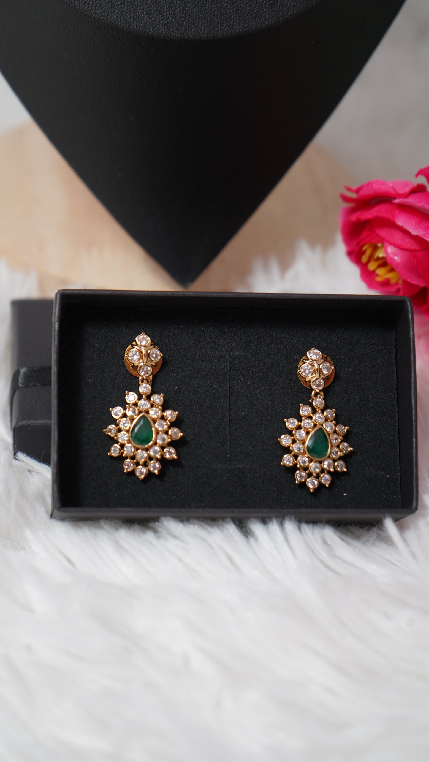 Classic necklace set with matching earrings in Green & rich gold finish