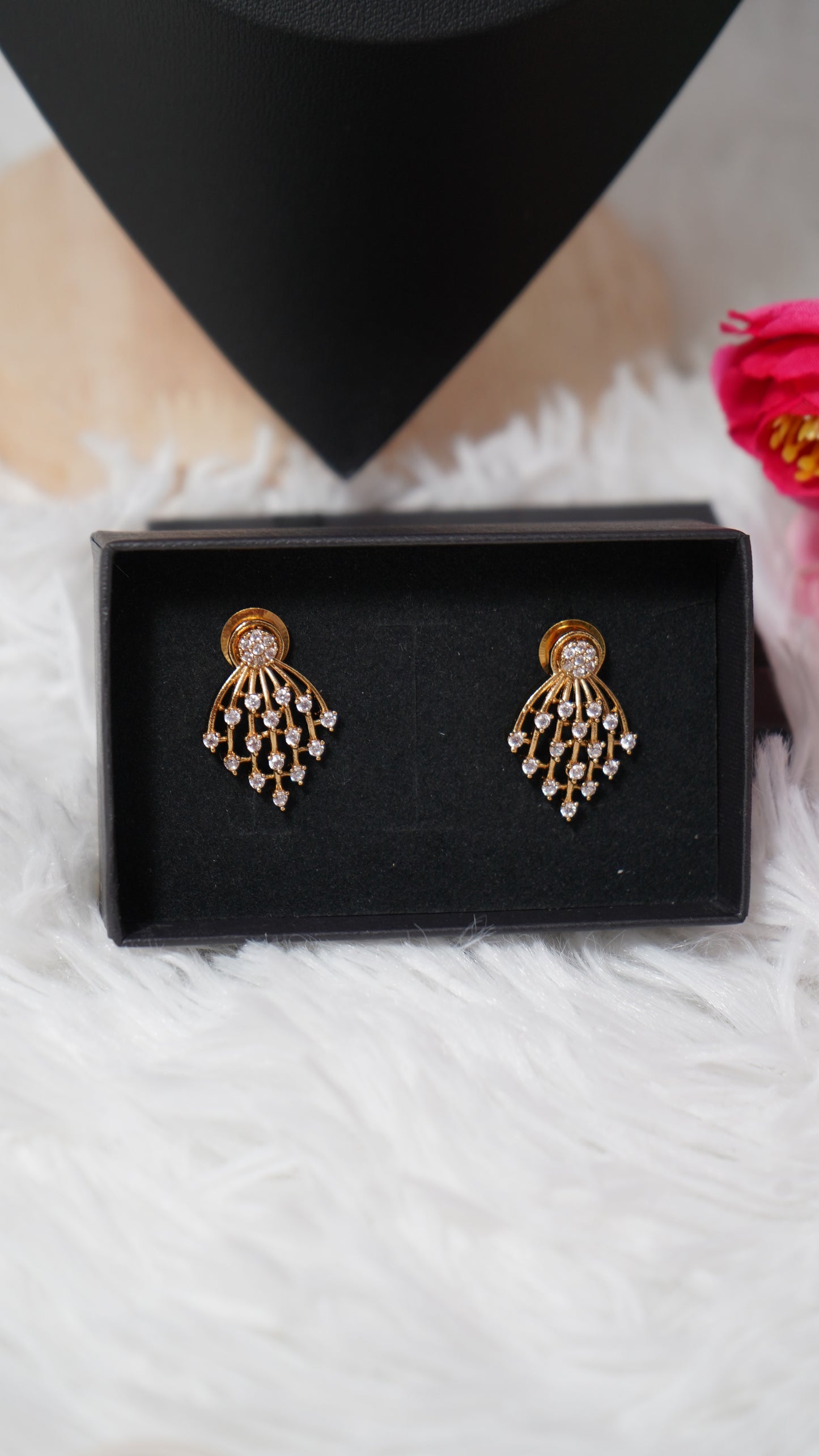Antique gold finish with leaf detailing necklace set