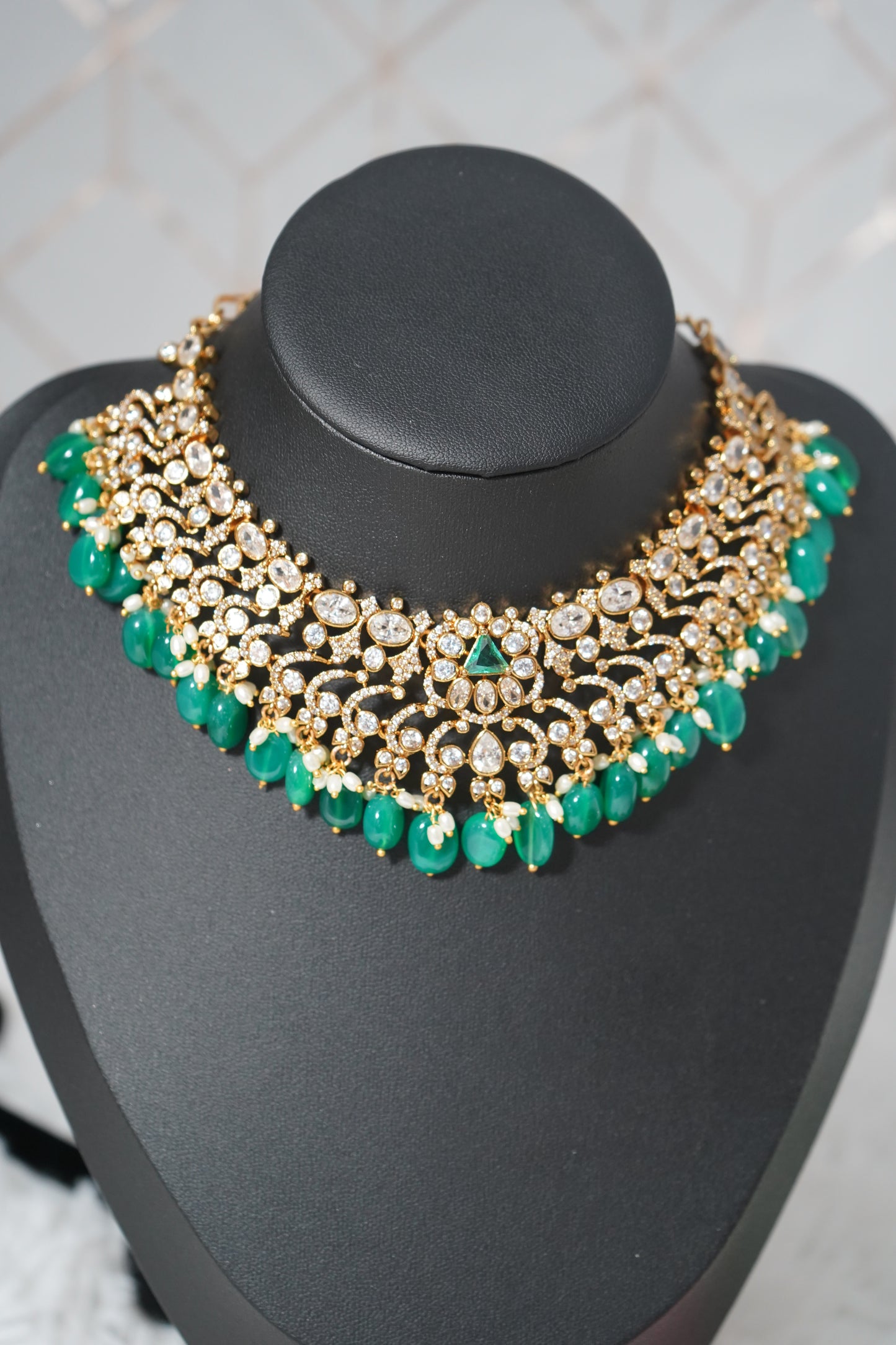 Emerald drop choker necklace, featuring Victorian polish - Green