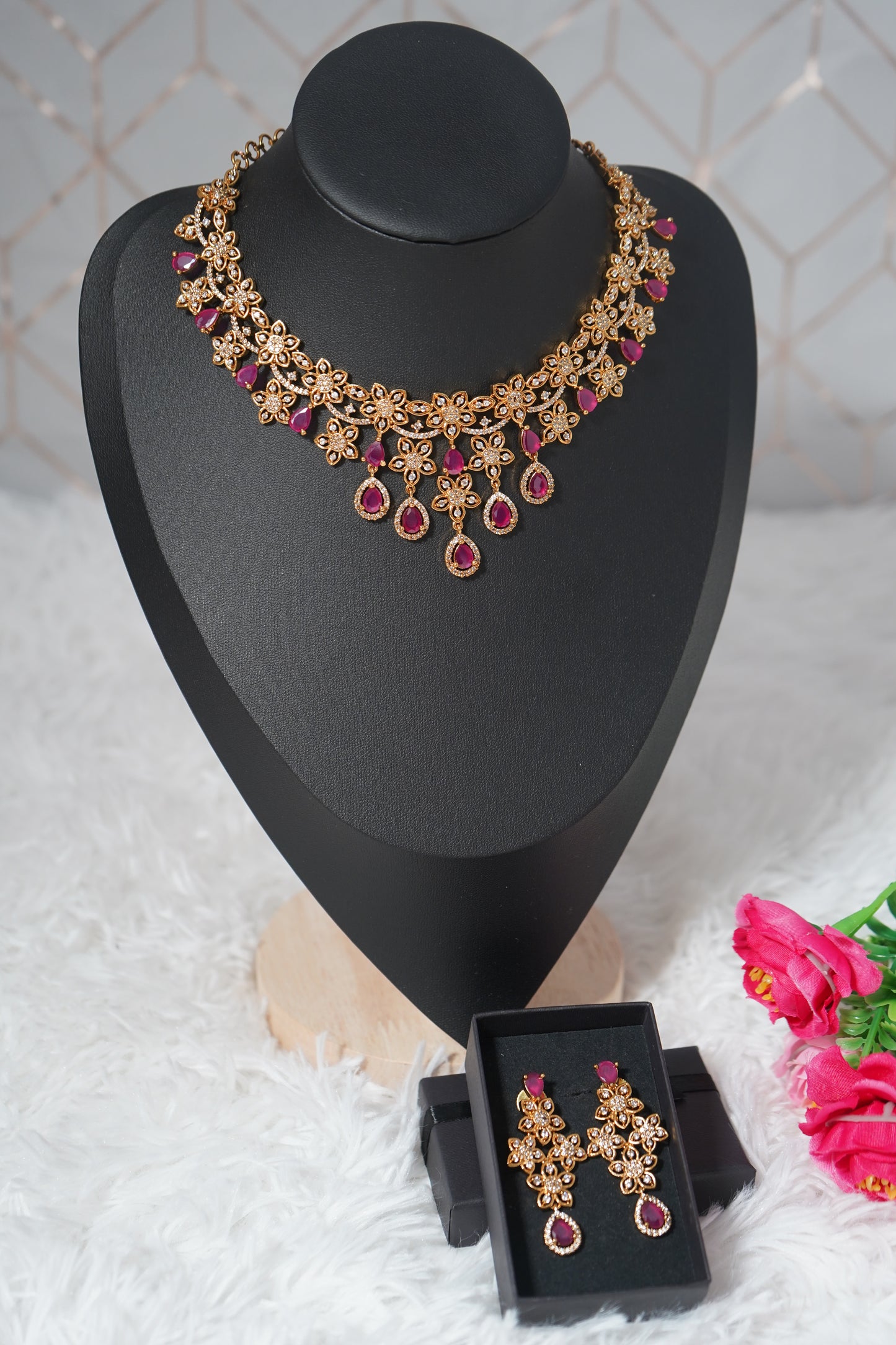Graceful necklace with a pink stone centerpiece