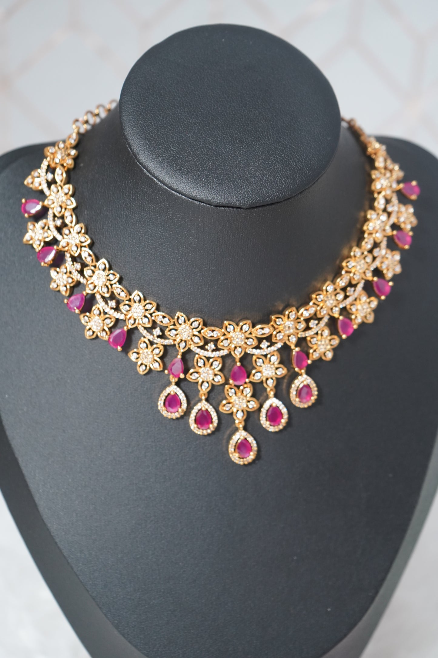 Graceful necklace with a pink stone centerpiece