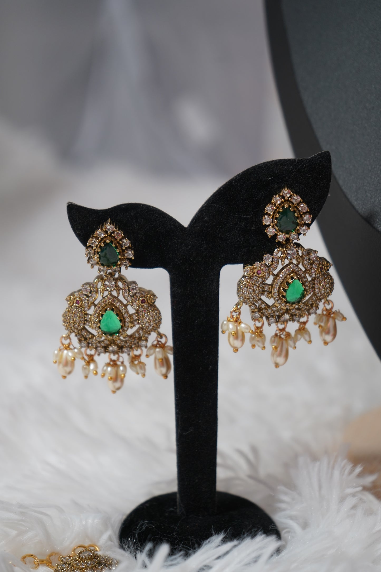 Bridal necklace set with elephant designer stones in a rich green tone