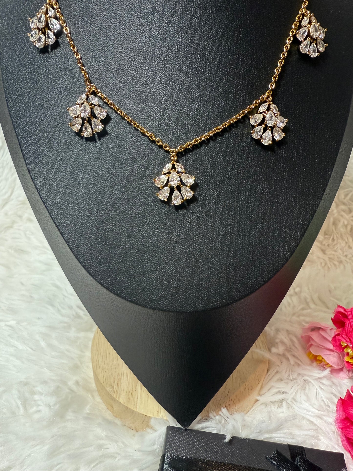 Floral shaped victorian polish white pendant chain