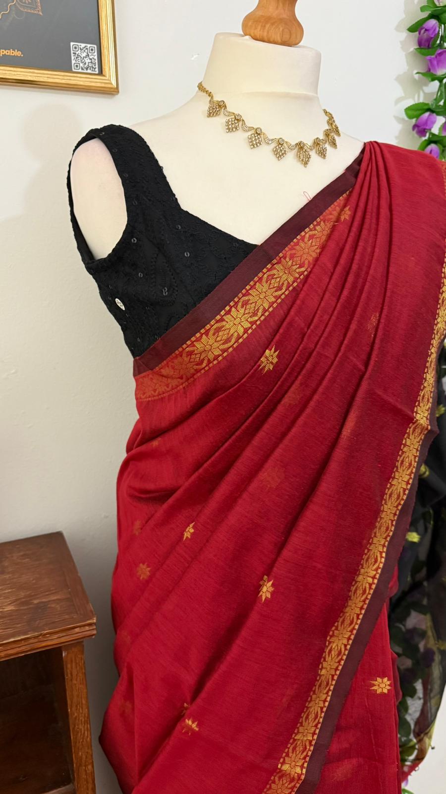 Maheshwari Silk Cotton Saree Combo with zari border pair up with Contrast Blouse- Red & Black