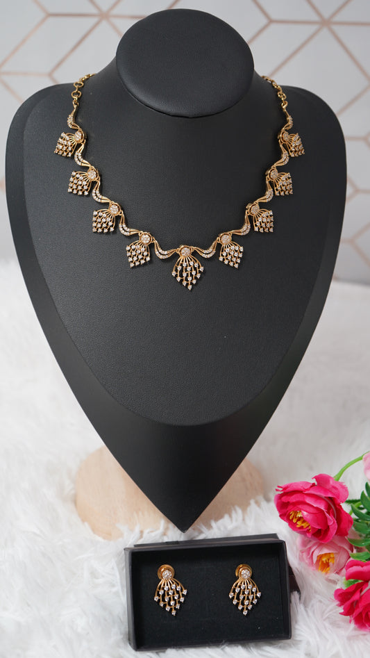 Antique gold finish with leaf detailing necklace set