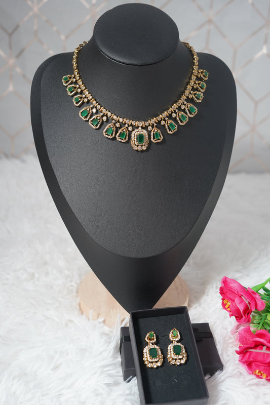 A delicate short Necklace with  micro gold green stone