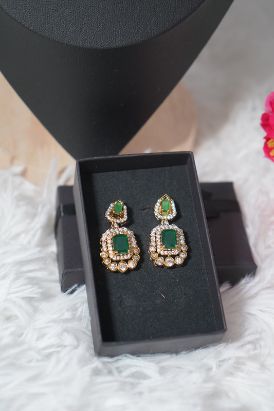 A delicate short Necklace with micro gold green stone