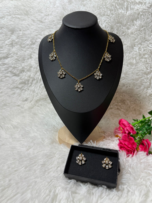 Floral shaped victorian polish white pendant chain