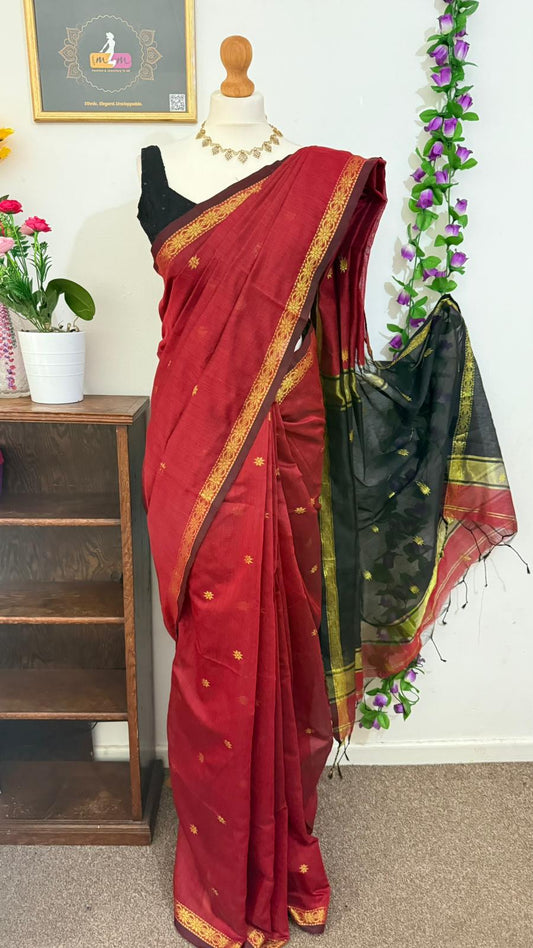 Maheshwari Silk Cotton Saree Combo with zari border pair up with Contrast Blouse- Red & Black