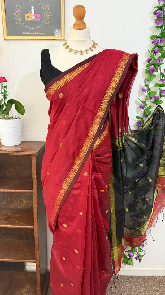 Maheshwari Silk Cotton Saree Combo with zari border pair up with Contrast Blouse- Red & Black
