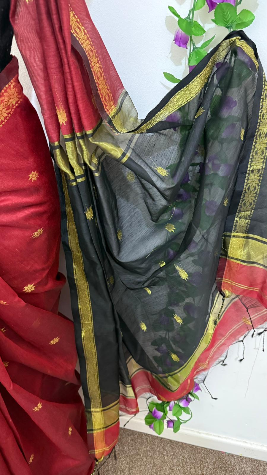Maheshwari Silk Cotton Saree Combo with zari border pair up with Contrast Blouse- Red & Black